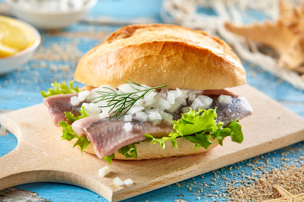 Ein Matjes-Brötchen, passend zum Thema Fettstoffwechsel, wird abgebildet
