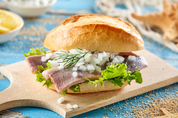 Ein Matjes-Brötchen, passend zum Thema Fettstoffwechsel, wird abgebildet