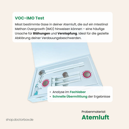 VOC-IMO-Test von DoctorBox: Set zur Analyse von Atemluftproben auf Intestinal Methan Overgrowth (IMO). Das Testkit enthält Proberöhrchen und Anleitungen. Text im Bild erklärt, dass der Test bestimmte Gase in der Atemluft misst, die auf Blähungen und Verstopfung hinweisen können. Analyse im Fachlabor, schnelle Übermittlung der Ergebnisse. Probenmaterial: Atemluft.
