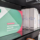 Die Verpackung der Fettsäure Analyse steht in einem Apothekenregal, neben einem Produkt der Marke Eubos . Dahinter sieht man verschwommen weitere Apothekenprodukte. 